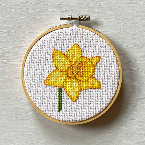 Yellow daffodil - sping flower - cross stitch in embroidery hoop