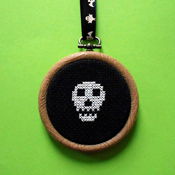 Skull Cross Stitch - easy DIY Halloween Decoration